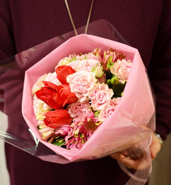 チューリップとバラの花束